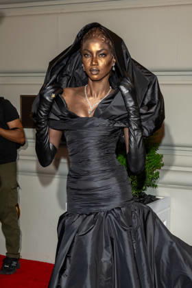 The Pierre Hotel: 2026 Met Gala Departures, New York, USA - 04 May 2026 Anok Yai wearing Balenciaga departs the Pierre Hotel for 2026 Met Gala on May 04, 2026 in New York City. New York United States Copyright: xRonxAdarx xSOPAxImagesx _radar_pierre_20260504_02128
