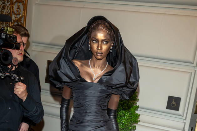 The Pierre Hotel: 2026 Met Gala Departures, New York, USA - 04 May 2026 Anok Yai wearing Balenciaga departs the Pierre Hotel for 2026 Met Gala on May 04, 2026 in New York City. New York United States Copyright: xRonxAdarx xSOPAxImagesx _radar_pierre_20260504_02130