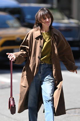 Exclusive Charlotte Gainsbourg on the streets of New York a few hours before appearing at the 2026 Met Gala in a Saint Laurent dress on May 4, 2026 Exclusive No web en Suisse Belgique Charlotte Gainsbourg on the streets of New York a few hours before appearing at the 2026 Met Gala in a Saint Laurent dress on May 4, 2026 New York Etats Unis  Copyright: xPierrexPerusseaux xBestimagexPierrexPerusseaux xBestimagex