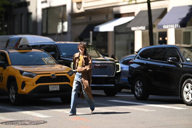 Exclusive Charlotte Gainsbourg on the streets of New York a few hours before appearing at the 2026 Met Gala in a Saint Laurent dress on May 4, 2026 Exclusive No web en Suisse Belgique Charlotte Gainsbourg on the streets of New York a few hours before appearing at the 2026 Met Gala in a Saint Laurent dress on May 4, 2026 New York Etats Unis  Copyright: xPierrexPerusseaux xBestimagexPierrexPerusseaux xBestimagex
