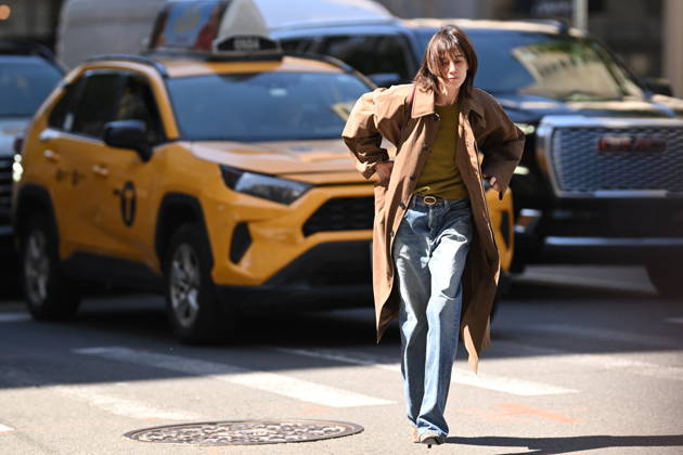 Exclusive Charlotte Gainsbourg on the streets of New York a few hours before appearing at the 2026 Met Gala in a Saint Laurent dress on May 4, 2026 Exclusive No web en Suisse Belgique Charlotte Gainsbourg on the streets of New York a few hours before appearing at the 2026 Met Gala in a Saint Laurent dress on May 4, 2026 New York Etats Unis  Copyright: xPierrexPerusseaux xBestimagexPierrexPerusseaux xBestimagex