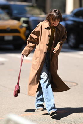 Exclusive Charlotte Gainsbourg on the streets of New York a few hours before appearing at the 2026 Met Gala in a Saint Laurent dress on May 4, 2026 Exclusive No web en Suisse Belgique Charlotte Gainsbourg on the streets of New York a few hours before appearing at the 2026 Met Gala in a Saint Laurent dress on May 4, 2026 New York Etats Unis  Copyright: xPierrexPerusseaux xBestimagexPierrexPerusseaux xBestimagex