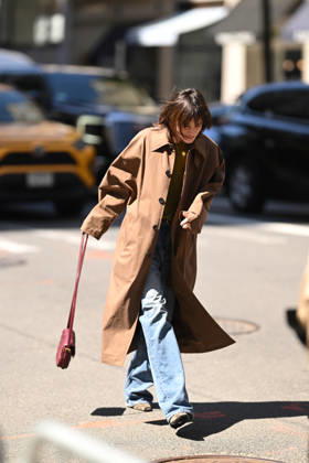 Exclusive Charlotte Gainsbourg on the streets of New York a few hours before appearing at the 2026 Met Gala in a Saint Laurent dress on May 4, 2026 Exclusive No web en Suisse Belgique Charlotte Gainsbourg on the streets of New York a few hours before appearing at the 2026 Met Gala in a Saint Laurent dress on May 4, 2026 New York Etats Unis  Copyright: xPierrexPerusseaux xBestimagexPierrexPerusseaux xBestimagex