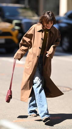 Exclusive Charlotte Gainsbourg on the streets of New York a few hours before appearing at the 2026 Met Gala in a Saint Laurent dress on May 4, 2026 Exclusive No web en Suisse Belgique Charlotte Gainsbourg on the streets of New York a few hours before appearing at the 2026 Met Gala in a Saint Laurent dress on May 4, 2026 New York Etats Unis  Copyright: xPierrexPerusseaux xBestimagexPierrexPerusseaux xBestimagex