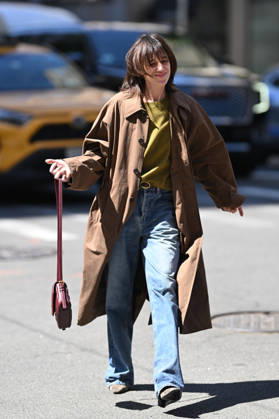 Exclusive Charlotte Gainsbourg on the streets of New York a few hours before appearing at the 2026 Met Gala in a Saint Laurent dress on May 4, 2026 Exclusive No web en Suisse Belgique Charlotte Gainsbourg on the streets of New York a few hours before appearing at the 2026 Met Gala in a Saint Laurent dress on May 4, 2026 New York Etats Unis  Copyright: xPierrexPerusseaux xBestimagexPierrexPerusseaux xBestimagex