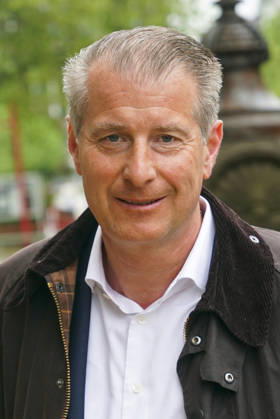CNTV BLOCK- Stephan Hensel Ex-Ehemann und Vater der Kinder von Christina Block Vertreter der Nebenklage am 05.05.2026 in Hamburg Die Angeklagten und Verteidiger kommen wie immer zu Fuss auf der Strasse zum 49.Verhandlungstag beim Prozess wegen mutmasslicher Kindesentfuehrung im Landgericht Hamburg Strafjustizgebaeude Entfuehrungsfall der Block Kinder Hamburg Deutschland