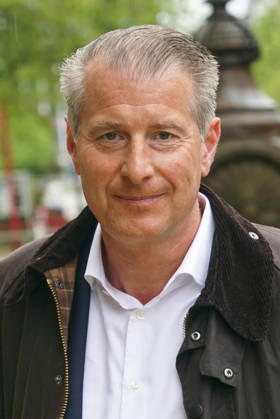 CNTV BLOCK- Stephan Hensel Ex-Ehemann und Vater der Kinder von Christina Block Vertreter der Nebenklage am 05.05.2026 in Hamburg Die Angeklagten und Verteidiger kommen wie immer zu Fuss auf der Strasse zum 49.Verhandlungstag beim Prozess wegen mutmasslicher Kindesentfuehrung im Landgericht Hamburg Strafjustizgebaeude Entfuehrungsfall der Block Kinder Hamburg Deutschland