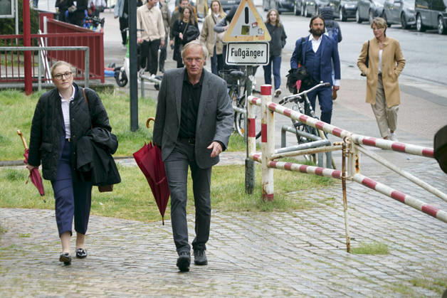 CNTV BLOCK- Gerhard Delling TV Moderator mit Verteidigerin Paula Wlodarek im Hintergrund Christina Block Unternehmerin mit ihren Verteidiger Ingo Bott am 05.05.2026 in Hamburg Die Angeklagten und Verteidiger kommen wie immer zu Fuss auf der Strasse zum 49.Verhandlungstag beim Prozess wegen mutmasslicher Kindesentfuehrung im Landgericht Hamburg Strafjustizgebaeude Entfuehrungsfall der Block Kinder Hamburg Deutschland