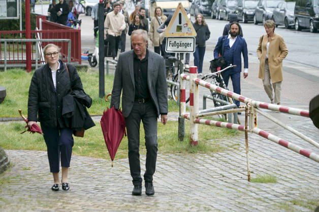 CNTV BLOCK- Gerhard Delling TV Moderator mit Verteidigerin Paula Wlodarek im Hintergrund Christina Block Unternehmerin mit ihren Verteidiger Ingo Bott am 05.05.2026 in Hamburg Die Angeklagten und Verteidiger kommen wie immer zu Fuss auf der Strasse zum 49.Verhandlungstag beim Prozess wegen mutmasslicher Kindesentfuehrung im Landgericht Hamburg Strafjustizgebaeude Entfuehrungsfall der Block Kinder Hamburg Deutschland