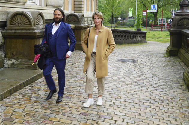 CNTV BLOCK- Christina Block Unternehmerin mit ihren Verteidiger Ingo Bott am 05.05.2026 in Hamburg Die Angeklagten und Verteidiger kommen wie immer zu Fuss auf der Strasse zum 49.Verhandlungstag beim Prozess wegen mutmasslicher Kindesentfuehrung im Landgericht Hamburg Strafjustizgebaeude Entfuehrungsfall der Block Kinder Hamburg Deutschland