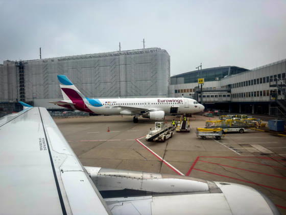 Düsseldorf, Nordrhein-Westfalen, Deutschland, Europa, Flughafen Düsseldorf (DUS), Vorfeld, Eurowings, Airbus A320, Passagierflugzeug, Luftfahrt, Aviation, Bodenabfertigung, Ground Handling, Gepäckverladung, Gate A01, Terminal, Rollfeld, Flügelperspektive, Triebwerk, Flughafenbetrieb, Logistik, Reiseverkehr, Infrastruktur, Sicherheitsbereich, Wartung, Baustelle, Flughafenpersonal, High Visibility, Transportfahrzeuge, Airlines, Kurzstrecke, Mobilität, Tourismus, Wirtschaft, Lufthansa Group Copyright: xJOERANxSTEINSIEKx