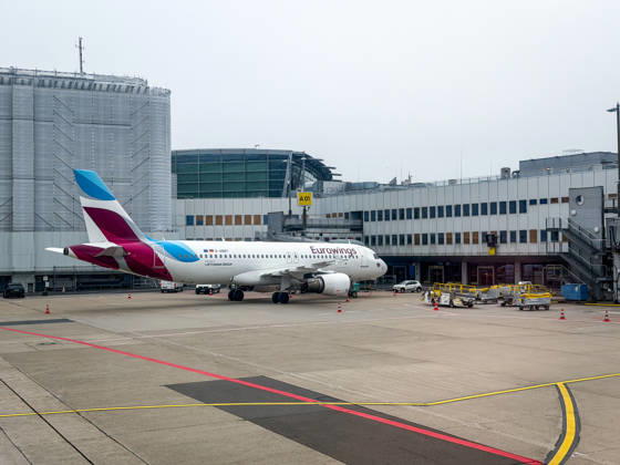 Düsseldorf, Nordrhein-Westfalen, Deutschland, Europa, Flughafen Düsseldorf (DUS), Vorfeld, Eurowings Flugzeug, Airbus A320, Lufthansa Group, Gate A01, Abfertigung, Bodenverkehrsdienste, Gepäckwagen, Pushback, Luftfahrt, Zivilluftfahrt, Terminalgebäude, Infrastruktur, Reiseverkehr, Flugbetrieb, Airport Operations, Streik Luftverkehr, Sicherheit, Logistik, Kurzstrecke, Parkposition Copyright: xJOERANxSTEINSIEKx