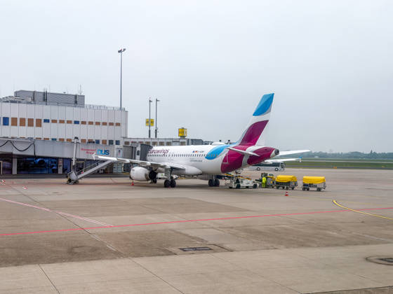Düsseldorf, Nordrhein-Westfalen, Deutschland, Europa, Flughafen Düsseldorf (DUS), Vorfeld, Eurowings Airbus A320, Lufthansa Group, Gate A08, Boarding Treppe, Bodenabfertigung, Gepäckverladung, Gepäckwagen, Pushback Fahrzeug, Bodenpersonal, Sicherheit Westen, Terminalgebäude, Runway Hintergrund, Luftfahrt, Zivilluftfahrt, Airport Operations, Reiseverkehr, Logistik, Kurzstrecke, Abflugvorbereitung Copyright: xJOERANxSTEINSIEKx