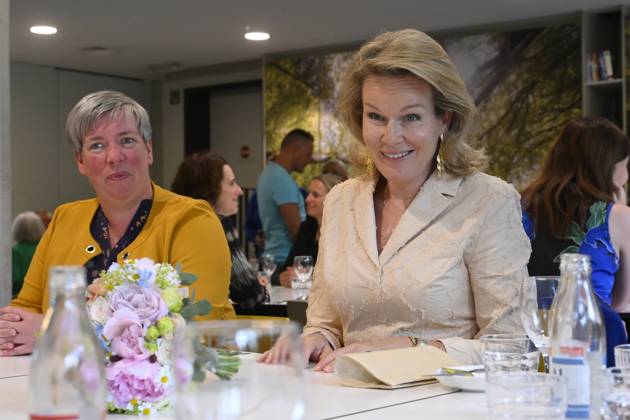 King Philippe And Queen Mathilde Visit The Province of Flemish Brabant VLAAMS-BRABANT, BELGIUM - MAY 05: Queen Mathilde of Belgium pictured during a lunch with colleagues and visitors from the local restaurant during a trip to the province of Flemish Brabant on May 05, 2026 in Vlaams-Brabant, Belgium, 05 05 2026 Vlaams-Brabant Belgium  Copyright: xPhilipxReynaersx