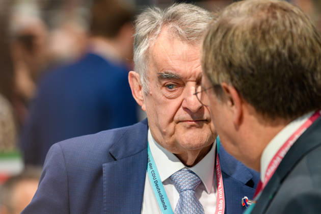 20.02.2026, Herbert Reul (CDU). 20.02.2026, Der Innenminister des Landes Nordrhein-Westfalen und Mitglied des Bundesrates vor Beginn des Parteitags im Gespräch mit Armin Laschet. Der 38. Parteitag der CDU Deutschlands findet am 20. und 21. Februar 2026 in der Messe Stuttgart statt. Auf der Tagesordnung steht mit der Wahl des Bundesvorstands die personelle Ausrichtung der Union. Ebenso die inhaltliche Positionierung der Christdemokraten. Stuttgart Baden-Württemberg Deutschland