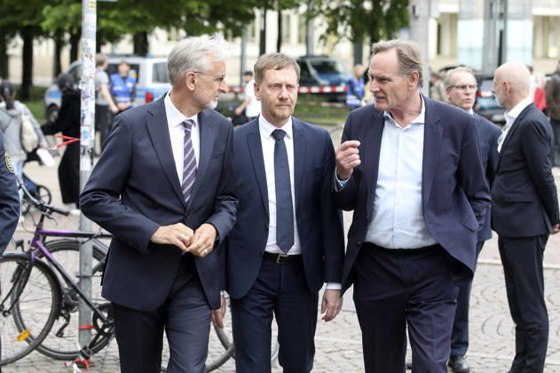 Armin Schuster, Michael Kretschmer und Burkhard Jung bei der Kranzniederlegung für die Opfer der Amokfahrt. In der Fußgängerzone der Leipziger Innenstadt ist am Montag ein 33-jähriger Leipziger mit seinem Auto in eine Menschenmenge gerast. Es gibt zwei Tote und zahlreiche Verletzte. Erst ein Poller stoppt die Fahrt am Ende der Grimmaischen Straße. Leipzig, 05.05.2026