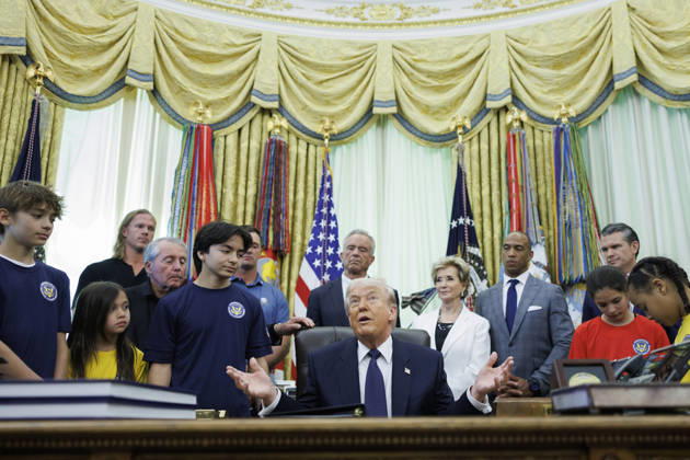 May 5, 2026, Washington, District Of Columbia, USA: United States President Donald J Trump signs a proclamation in the Oval Office of the White House in Washington, DC, USA,, on May 5, 2026. The memorandum is set to restore the Presidential Fitness Test Award, a competitive school-based fitness program last seen under the Obama administration Washington USA - ZUMAs152 20260505_faa_s152_004 Copyright: xTomxBrennerx-xPoolxviaxCNPx
