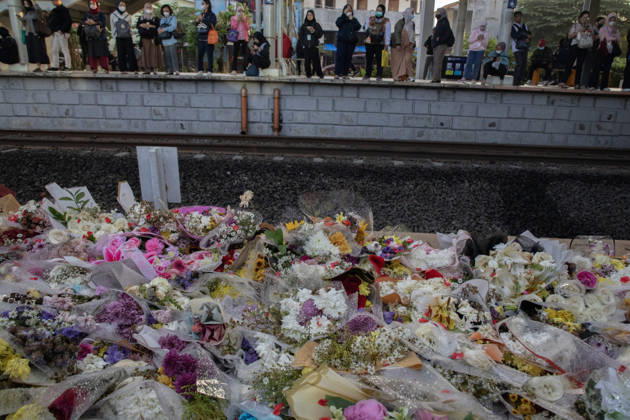 May 5, 2026, Bekasi Timur, West Java, Indonesia: East Bekasi, West Java, Indonesia, Tuesday, May 5, 2026: Flowers continue to fill the site of the train accident at East Bekasi Station, which claimed the lives of 14 victims�all of whom were women. Expressions of condolence written on small slips of paper are visible throughout the station. Commuter line passengers passing through the station pause to look, offer prayers, or lay down flowers as a sign of grief. Bekasi Timur Indonesia - ZUMAh128 20260505_zap_h128_009 Copyright: xDonalxHusnix