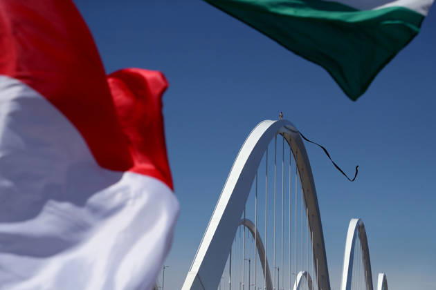 May 5, 2026, Washington, District Of Columbia, USA: Activist Guido Reichstadter stands atop the Frederick Douglass Memorial Bridge as protesters below hold Iranian and Palestinian flags in Washington DC, USA, on May 05, 2026. Reichstadter climbed onto the bridge on May 1 and has remained there in protest of what he described as the Trump regime s war in Iran and against AI development. Washington USA  - ZUMAs337 20260505_znp_s337_024 Copyright: xGentxShkullakux
