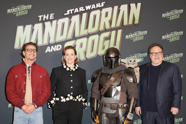 Pedro Pascal, Sigourney Weaver et Jon Favreau Avant première du film The Mandalorian and Grogu au Grand Rex à Paris le 5 mai 2026 Coadic Guirec Bestimage Premiere of the movie The Mandalorian and Grogu at the Grand Rex in Paris on May 5, 2026 Paris France  Copyright: xCOADICxGUIRECx xBESTIMAGExCOADICxGUIRECx xBESTIMAGEx