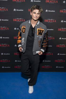 ABB DRACULA- Benni BK auf dem blauen Teppich bei der Pemiere von Dracula - Das Musical im BlueMax Theater am 05.05.2026 in Berlin Berlin Deutschland