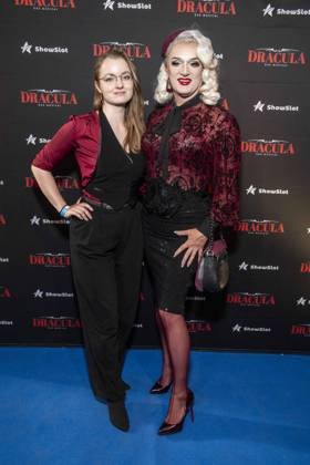 ABB DRACULA- Tochter Kira Teichert und Sheila Wolf auf dem blauen Teppich bei der Pemiere von Dracula - Das Musical im BlueMax Theater am 05.05.2026 in Berlin Berlin Deutschland