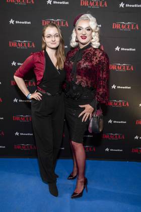 ABB DRACULA- Tochter Kira Teichert und Sheila Wolf auf dem blauen Teppich bei der Pemiere von Dracula - Das Musical im BlueMax Theater am 05.05.2026 in Berlin Berlin Deutschland