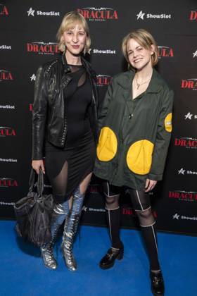 ABB DRACULA- Johanna Magdalena Schmidt und Jennifer Siemann auf dem blauen Teppich bei der Pemiere von Dracula - Das Musical im BlueMax Theater am 05.05.2026 in Berlin Berlin Deutschland