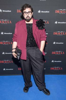 ABB DRACULA- Steven Preisner auf dem blauen Teppich bei der Pemiere von Dracula - Das Musical im BlueMax Theater am 05.05.2026 in Berlin Berlin Deutschland