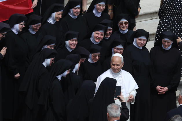 Vatican City - Italy, May 6, 2026: At the end of the ceremony, the customary greeting and photo with nuns from Poland. Pope Leo XIV presides over the Wednesday General Audience in St. Peter s Square, the day after US President Donald Trump s comments against him, accusing him of endangering Catholics around the world. This morning, thousands of faithful and pilgrims from around the world gathered in St. Peter s Square to participate in the Wednesday General Audience with Pope Leo XIV. A moment of prayer, listening, and communion that filled the square with hope, reflection, and joy. Copyright: xmarcoxiacobuccix xipa-agency.netx xmarcoxiacobuccix IPA_Agency_IPA74466205