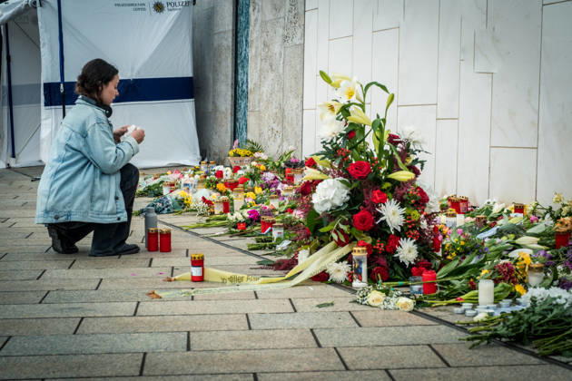Menschen legen in der Innenstadt von Leipzig Blumen und Kerzen nieder, wenige Tage nach der Amokfahrt vom vergangenen Montag. Während Passanten der Opfer gedenken, kehrt der Alltag in die Innenstadt langsam zurück. Die Atmosphäre bleibt ruhig und von Anteilnahme geprägt. Hier an der Universität und an der Grimmaischen Straße Gedenken Leipzig