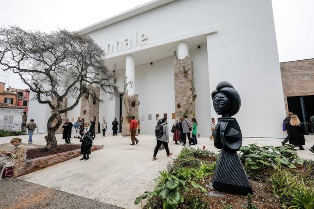 May 5, 2026, Venice, Rome, Italy: May 5, 2026, Venice. 61st International Art Exhibition of the Venice Biennale, titled In Minor Keys and curated by Koyo Kouoh. Biennale Gardens. Central Pavilion with a sculpture by Sammy Baloji. Venice Italy  - ZUMAa289 20260505_zia_a289_374 Copyright: xMircoxToniolox xAgfx