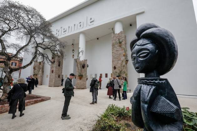 May 5, 2026, Venice, Rome, Italy: May 5, 2026, Venice. 61st International Art Exhibition of the Venice Biennale, titled In Minor Keys and curated by Koyo Kouoh. Biennale Gardens. Central Pavilion with a sculpture by Sammy Baloji. Venice Italy  - ZUMAa289 20260505_zia_a289_382 Copyright: xMircoxToniolox xAgfx