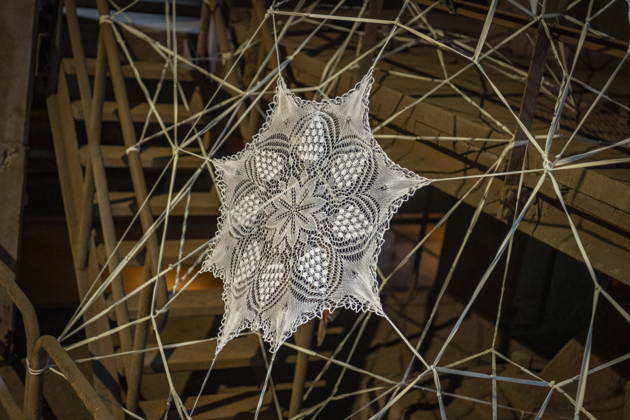 URBAN ART BIENNALE 2026 Die URBAN ART BIENNALE ist weltweit eine der größten Werkschauen dieser anarchischen Kunstform jenseits herkömmlicher White Cube-Ästhetik. Seit 2011 wird alle zwei Jahre das gesamte Areal der Völklinger Hütte zum kongenialen Dialogpartner für die Kunst, die sich aus Street Art und Graffiti entwickelt hat. Eine Vorbesichtigung findet am Mittwoch (6.Mai 2026) statt. Nachdem die beiden letzten Biennalen weit in den Völklinger Stadtraum ausgegriffen haben, liegt der Fokus 2026 räumlich und inhaltlich wieder stärker auf der Völklinger Hütte. Mehr Arbeiten als je zuvor entstehen in situ speziell für ihren Ort in der Hütte. Zahlreiche Künstlerinnen treten mit ihren Werken direkt in Dialog mit der Architektur bub
