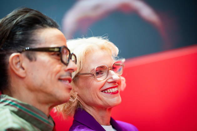 Jorge Gonzalez, Moderator, Choreograf und Model, auf der BILD-Stage, mit Journalistin Tanja May;OMR26 Festival in Hamburg, Hamburg Hamburg Deutschland Messe