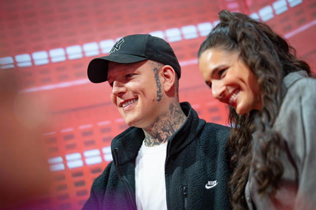 MontanaBlack, bürgerlich Marcel Thomas Andreas Eris, Influencer und Streamer, auf der BILD-Stage, mit Sally Özcan, Influendcerin Sallys Welt;OMR26 Festival in Hamburg, Hamburg Hamburg Deutschland Messe