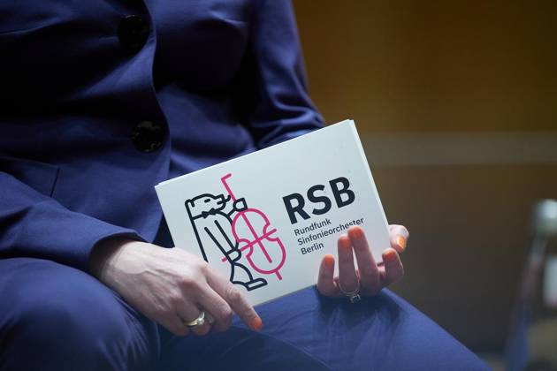 Jahres-PK Rundfunk Sinfonieorchester Berlin (RSB) ** NUR FÜR REDAKTIONELLE ZWECKE ** EDITORIAL USE ONLY **<p>Carola Reul, Orchesterdirektorin, hält Moderationskarten im Rahmen eines Pressegesprächs im Großen Sendesaal im Haus des Rundfunks in den Händen. Deutschland Berlin Berlin Copyright: JoergxCarstensen