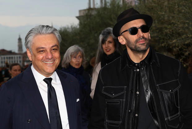 Gala dinner at the Pinault family s Giorgio Cini Foundation. Pictured: Luca de Meo (left) and JR (right).  Copyright: xMatteoxChinellatox xipa-agency.netx xipa-agency.netx xMatteoxChinellatox IPA_Agency_IPA74477062