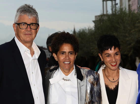 Gala dinner at the Giorgio Cini Foundation of the Pinault family. Pictured: Julie Mehretu (center) and Jay Jopling (left)  Copyright: xMatteoxChinellatox xipa-agency.netx xipa-agency.netx xMatteoxChinellatox IPA_Agency_IPA74477068