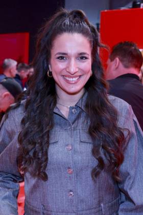 ABB OMR- Saliha Sally Oezcan Autorin auf der Buehne als Gast bei der der Digitalmesse OMR in den Messehallen am 06.05.2026 der Hamburg Messe Berlin Deutschland