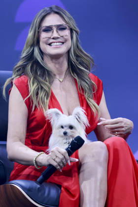 ABB OMR- Heidi Klum Model rotes Kleid Brille Hund Fritz auf der Buehne als Gast bei der der Digitalmesse OMR in den Messehallen am 06.05.2026 der Hamburg Messe Berlin Deutschland