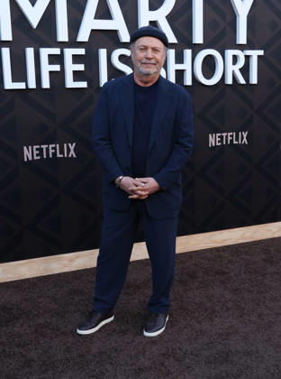 Arrivals for the Los Angeles premiere of Netflix s Marty, Life Is Short at The Egyptian Theatre Featuring: Billy Crystal Where: Los Angeles, California, United States When: 06 May 2026 Credit: Faye s Vision Cover Images EDITORIAL USE ONLY. NOT FOR USE BY NEWSPAPERS BASED IN THE UK. Copyright: xx coverimg55669423