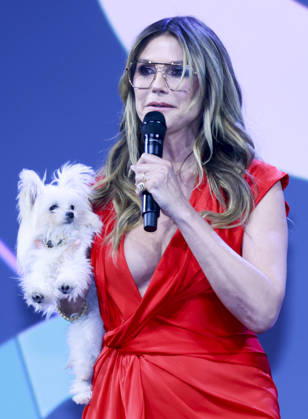 ABB OMR- Heidi Klum Model rotes Kleid Brille Hund Fritz auf der Buehne als Gast bei der der Digitalmesse OMR in den Messehallen am 06.05.2026 der Hamburg Messe Berlin Deutschland