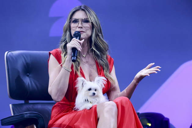 ABB OMR- Heidi Klum Model rotes Kleid Brille Hund Fritz auf der Buehne als Gast bei der der Digitalmesse OMR in den Messehallen am 06.05.2026 der Hamburg Messe Berlin Deutschland