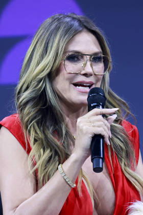 ABB OMR- Heidi Klum Model rotes Kleid Brille Hund Fritz auf der Buehne als Gast bei der der Digitalmesse OMR in den Messehallen am 06.05.2026 der Hamburg Messe Berlin Deutschland
