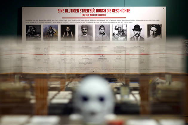 Bilder von verschiedenen Serienkillern aus der Geschichte wie Jack the Ripper zu sehen in der True Crime Ausstellung Serienkiller in Köln Ehrenfeld. Köln, 07.05.2026 NRW Deutschland Copyright: xChristophxHardtx