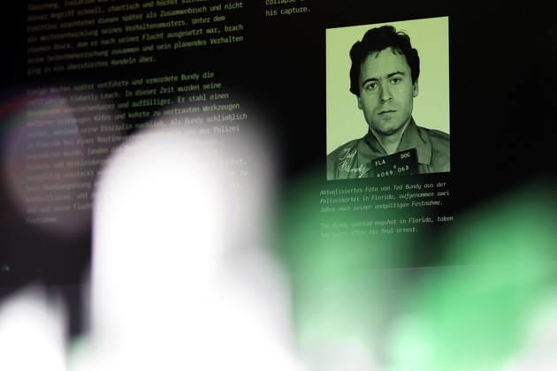 Ein Polizei-Foto von Ted Bundy zu sehen in der True Crime Ausstellung Serienkiller in Köln Ehrenfeld. Köln, 07.05.2026 NRW Deutschland Copyright: xChristophxHardtx