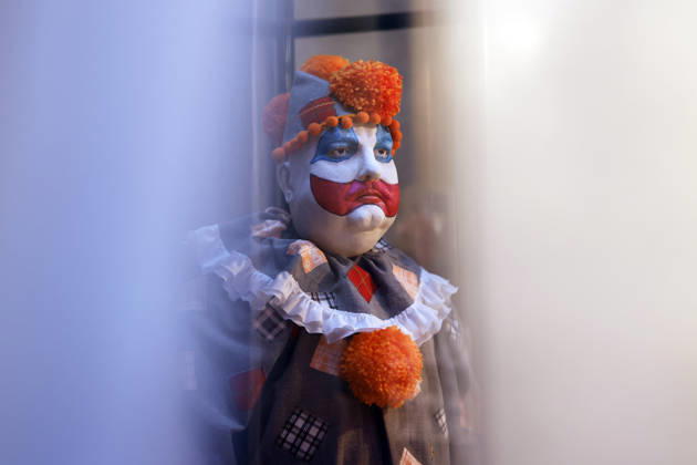 Eine Figur mit dem Kostüm von John Wayne Gacy, dem Killer Clown, zu sehen in der True Crime Ausstellung Serienkiller in Köln Ehrenfeld. Köln, 07.05.2026 NRW Deutschland Copyright: xChristophxHardtx