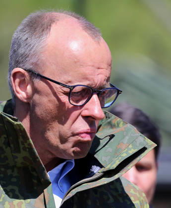 Bundeskanzler Friedrich Merz bei der Bundeswehr in Munster. Hochkant. Bundeskanzler Friedrich Merz bei der Bundeswehr in Munster. Munster Niedersachsen Deutschland