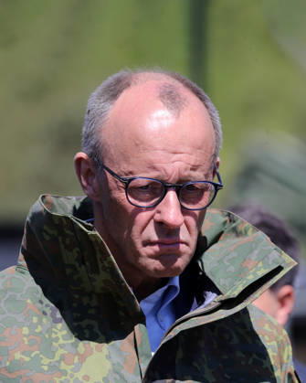 Bundeskanzler Friedrich Merz bei der Bundeswehr in Munster. Hochkant. Bundeskanzler Friedrich Merz bei der Bundeswehr in Munster. Munster Niedersachsen Deutschland